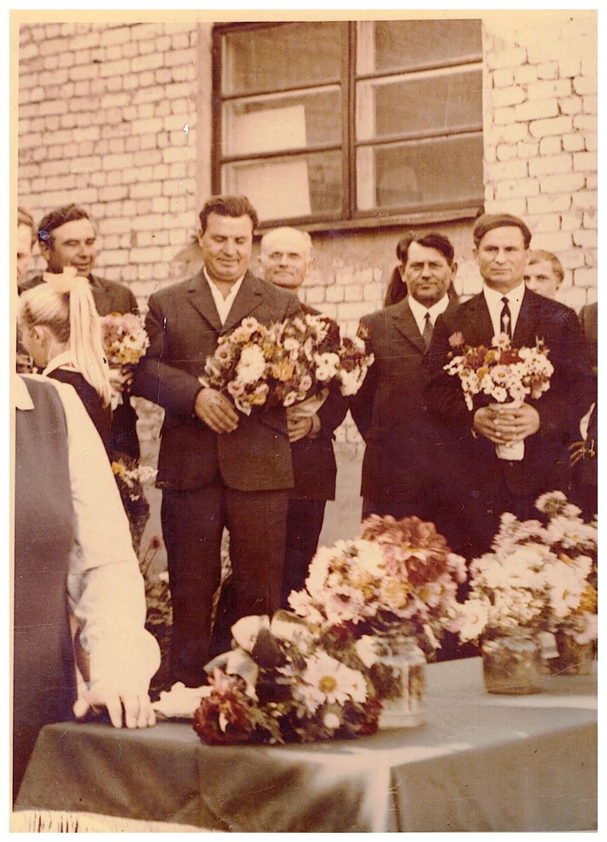 1 сентября 1971 года, Прелестненская средняя школа, Н.Д. Боженов первый справа