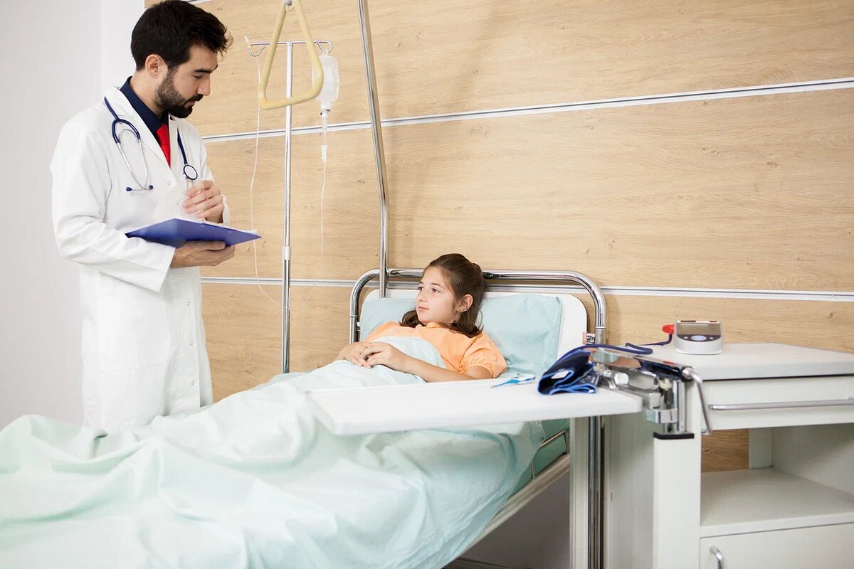 Источник фото: <a href="https://ru.freepik.com/free-photo/doctor-visint-patien-girl-in-hospital-teenager-girl-lying-in-hospital-bed_19984506.htm#page=2&query=%D0%B1%D0%BE%D0%BB%D1%8C%D0%BD%D0%B8%D1%87%D0%BD%D0%B0%D1%8F%20%D0%BF%D0%B0%D0%BB%D0%B0%D1%82%D0%B0&position=14&from_view=search&track=ais">Изображение от DCStudio</a> на Freepik 