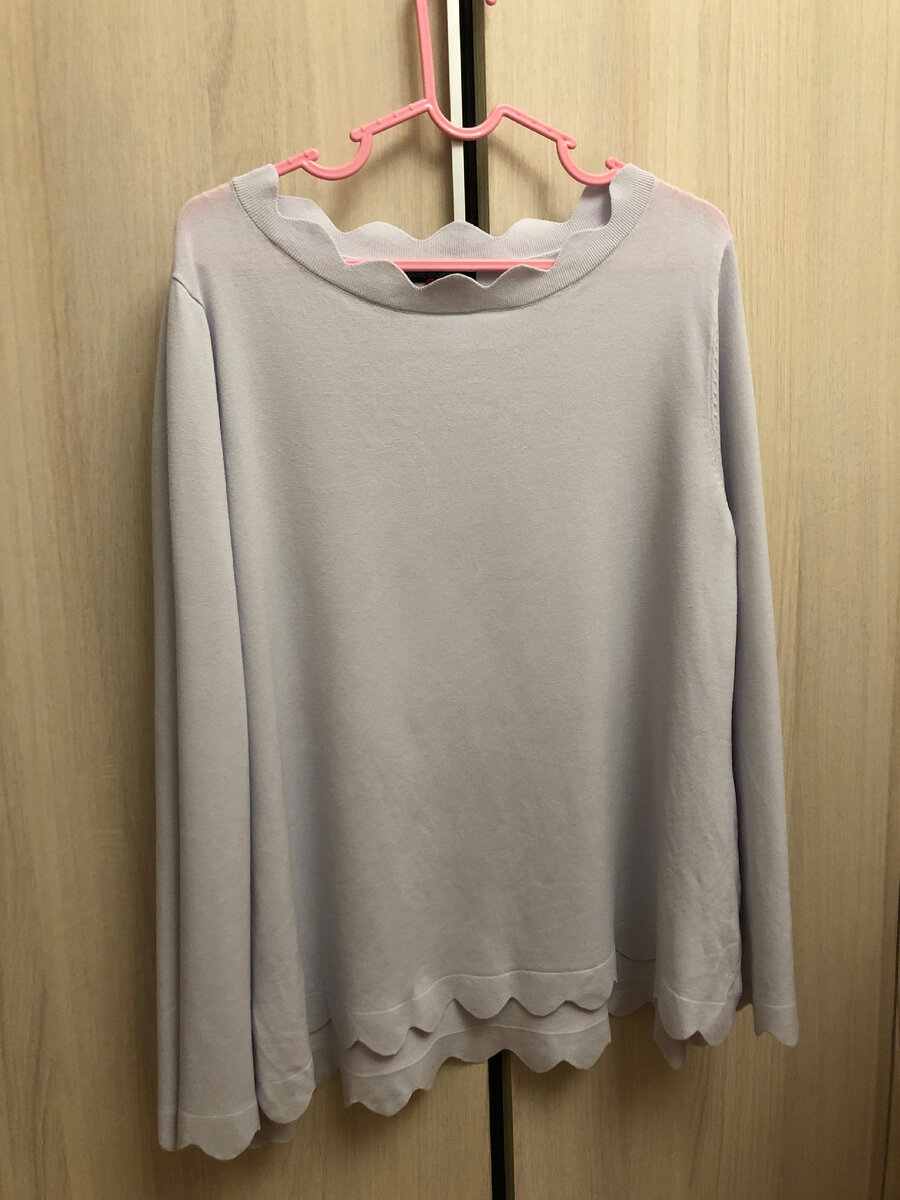 Тонкая кофта бледно-сиреневого цвета с очень интересными деталями.