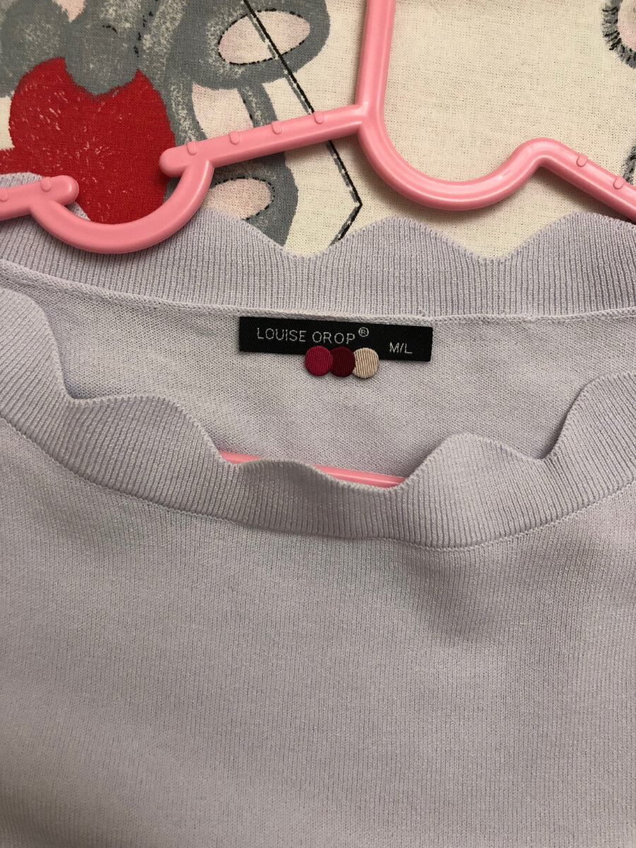 Интересное оформление горловины и рукавов. По бокам разрезы.