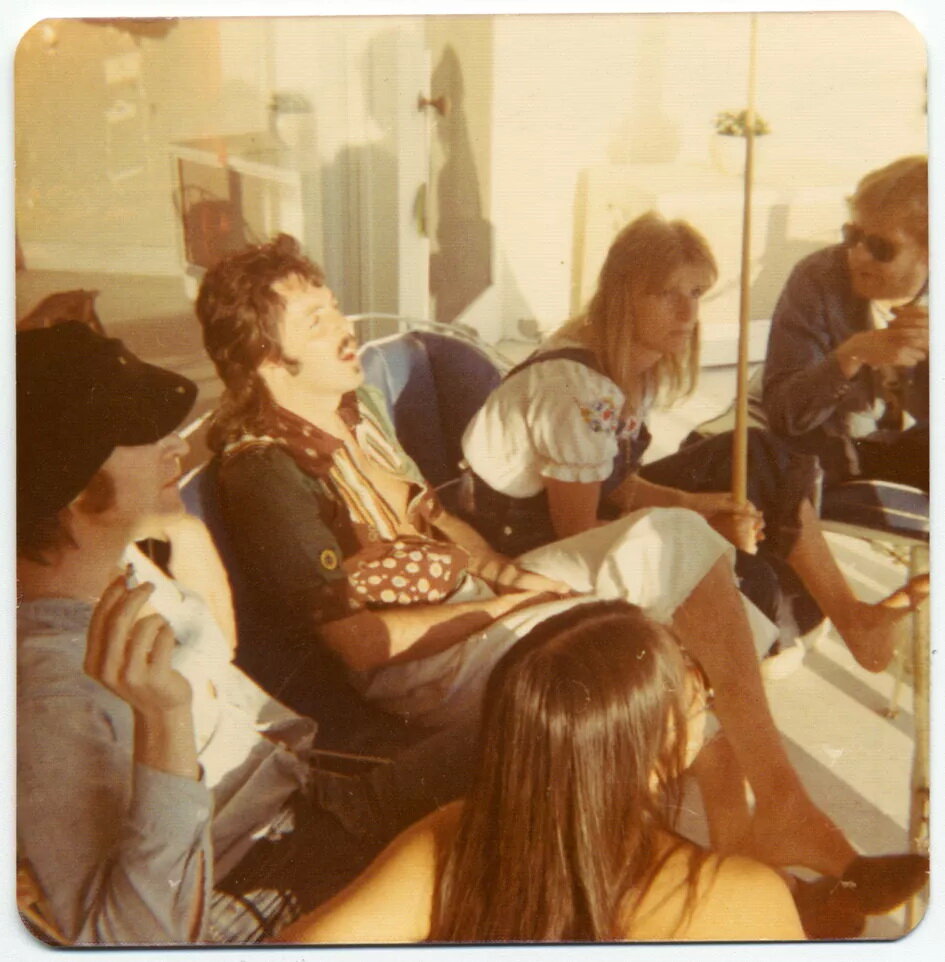 29.03.1974. Мэй Пэнг, Джон Леннон, Пол и Линда МакКартни, Гарри Нильссон. ТО САМОЕ последнее фото! MALCOLM FREDERICK EVANS ARCHIVES