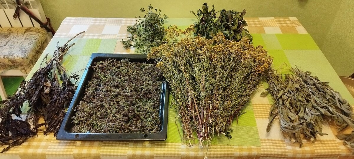 Остатки заготовленных трав.