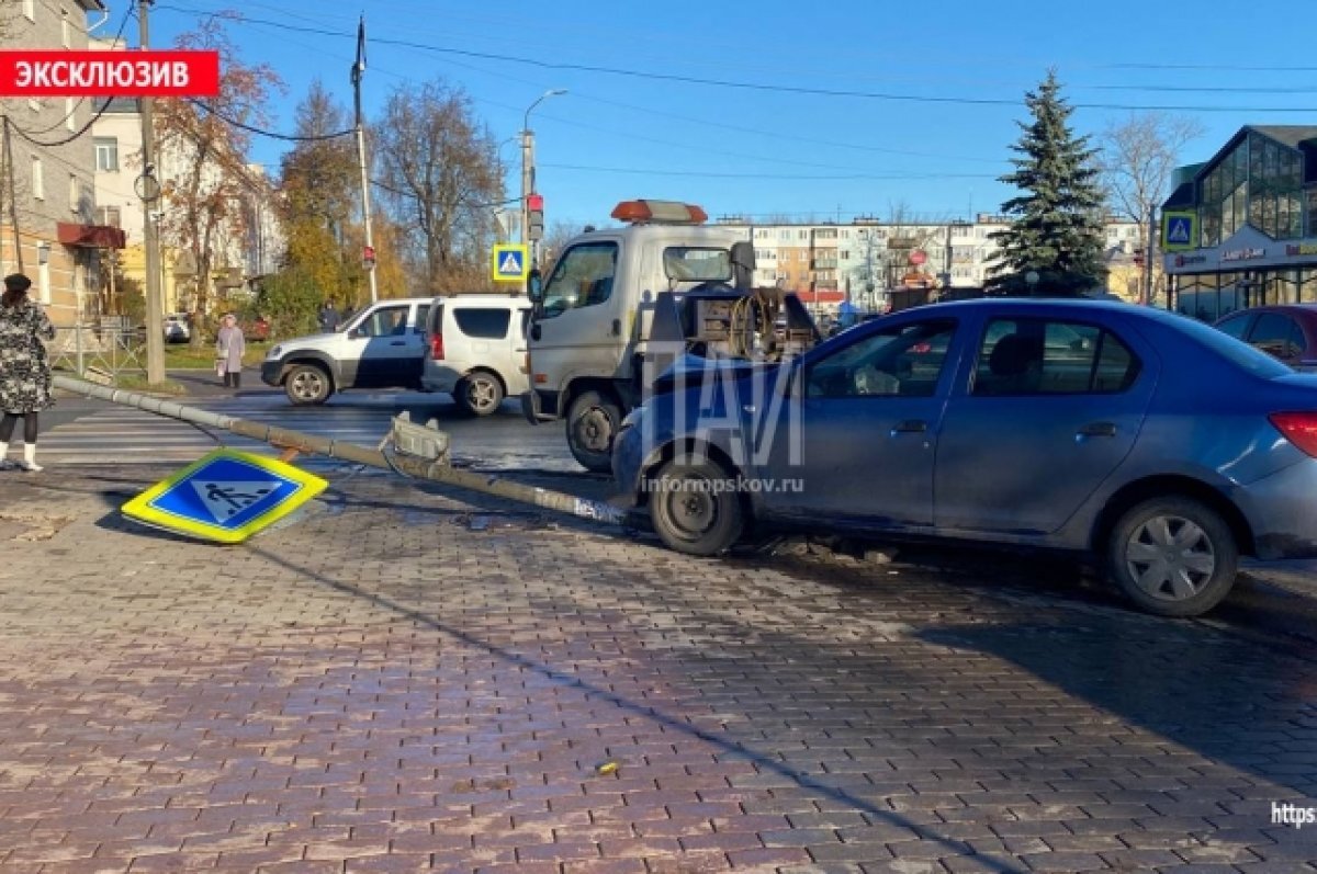 Автомобиль сбил двух пешеходов и светофор в Пскове | АиФ-Псков | Дзен