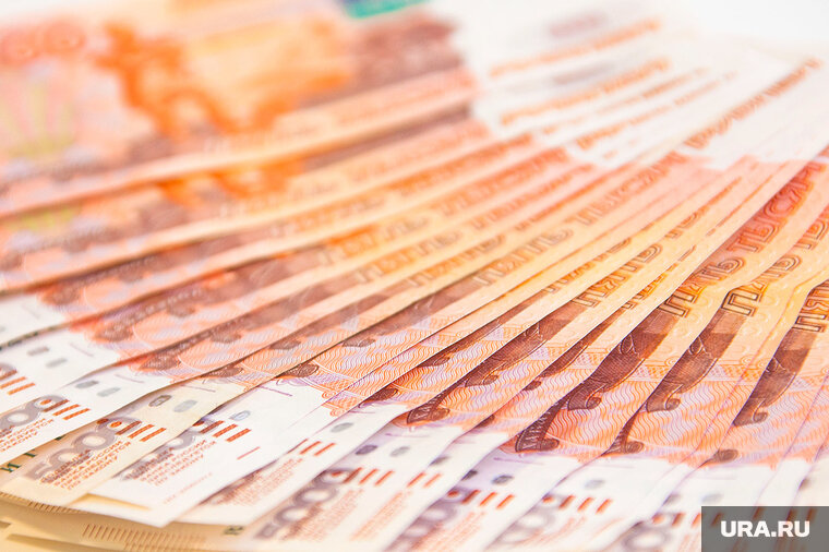    Женщина подделала документы и перевела деньги себе на карту