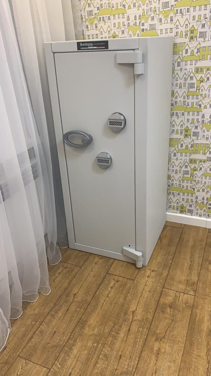 Сейф Bordogna Zeus 275 (вес 610 кг) в обычной квартире, в доме без грузового лифта