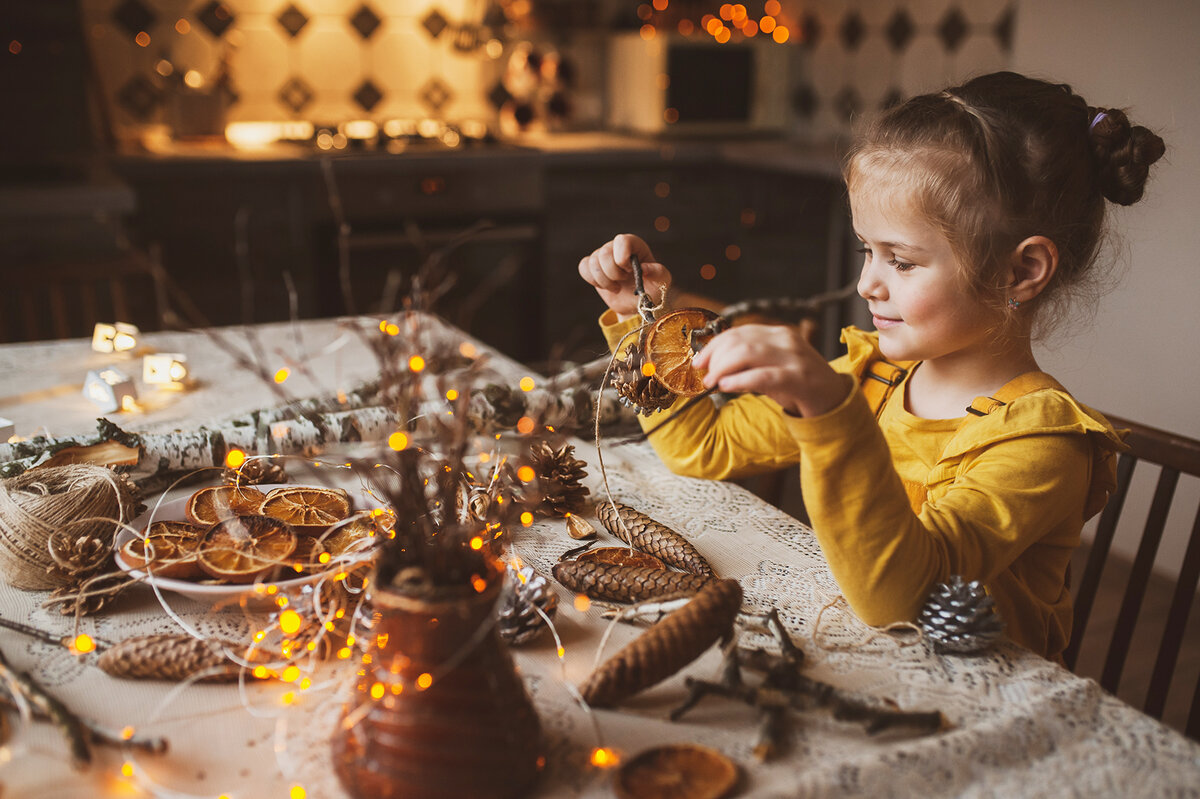 Возможность приготовления зимних украшений своими руками - это праздник для всей семьи.