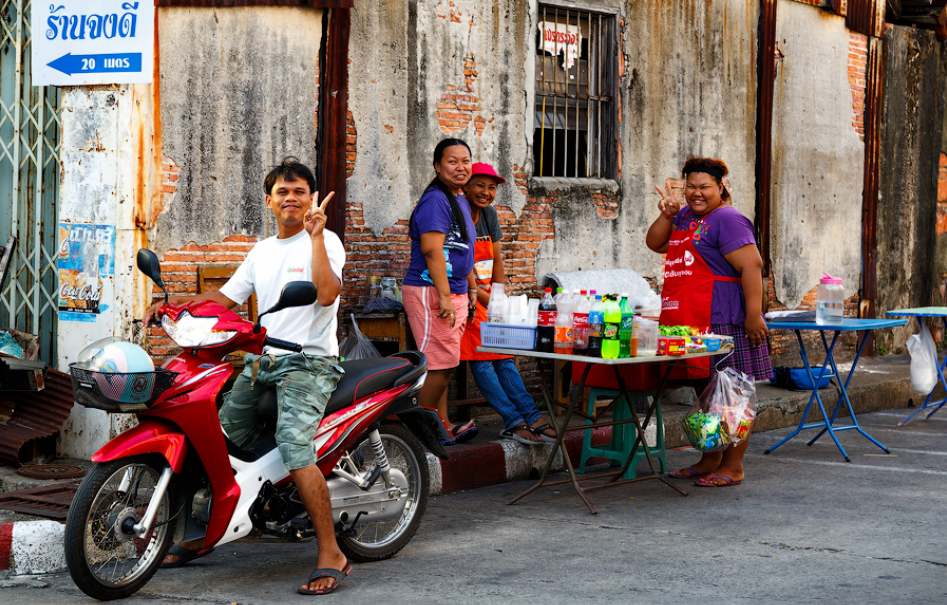 Тайцы в тайланде. Тайланд люди. Жители Тайланда. Таиланд люди на улицах. Тайланд улицы.