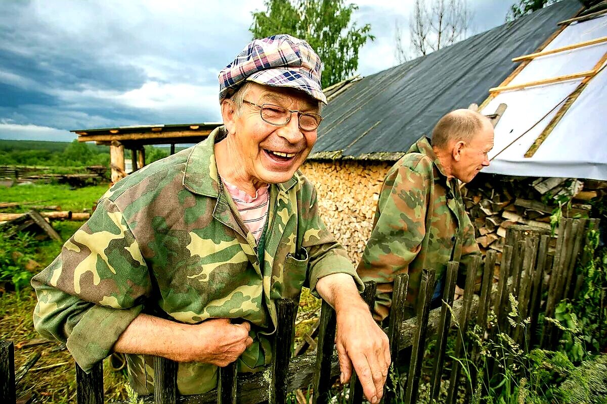 Вся деревня обсуждала последнюю новость люська. Деревенские жители. деревня жителей. современные сельские жители. сельские жители россии.