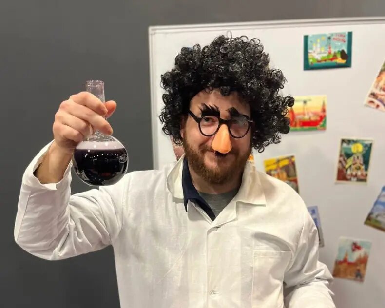 Профессор Чудаковский в лаборатории музея «Царь-Макет»