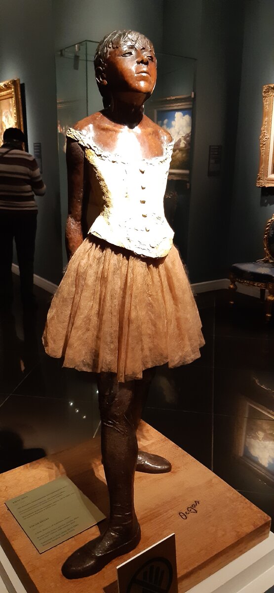 Эдгар Дега. "Маленькая танцовщица четырнадцати лет". 1879-1881 г. Патинированная бронза, муслиновая юбка, сатиновый бант и пьедестал из дерева. Отлита в 1922 г.