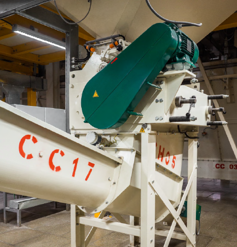 Большой промышленный крошитель, который используется для нарезки кормовых гранул на меньшие размеры на высокотехнологичном заводе компании, помогает достичь наилучшего результата. 