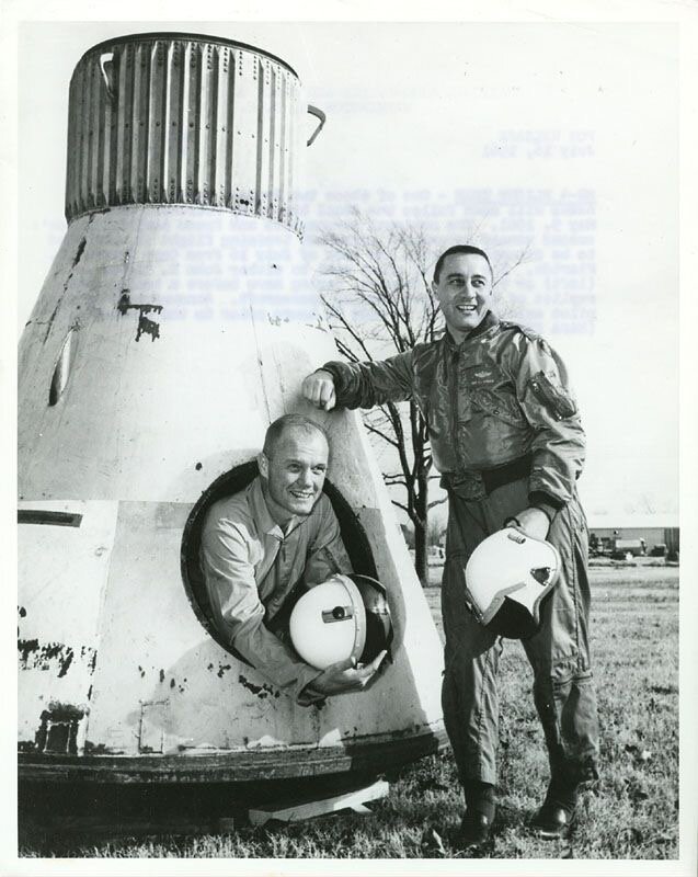 16 июля 1961 года. Один из этих двух астронавтов проекта «Меркурий» вскоре пойдет по следу, проложенному астронавтом Шепардом, 5 мая 1961 года. Вторая попытка Национального управления по аэронавтике и исследованию космического пространства произошла в течение недели с 16 июля с мыса Канаверал.  Флорида.  Пилотом миссии будет либо Джон Х. Гленн-младший (слева), либо Вирджил И. Гриссом, позирующий здесь перед стандартной копией космического корабля проекта «Меркурий».  Объявление о выборе пилотов будет сделано за 24 часа до запланированного запуска.