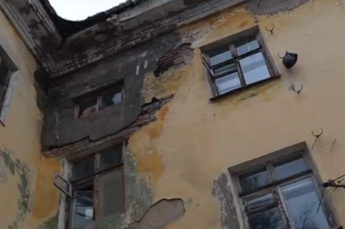    Фасад рассыпается.