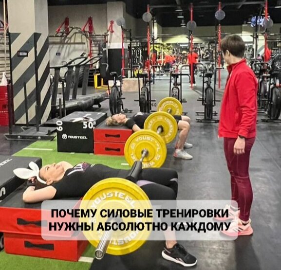 Я и атлеты моей мини-группы "Зайцы" в Lomov Gym на состязаниях. Задача удержать штангу весом 50 кг как можно дольше