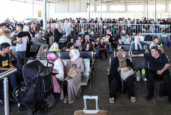    Люди ждут возможности покинуть сектор Газа и отправиться в Египет через контрольно-пропускной пункт «Рафах»