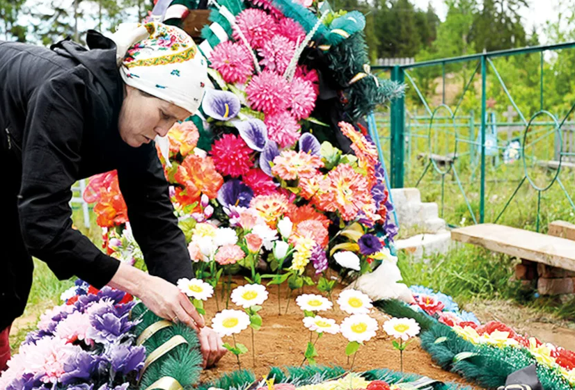 Цветы на кладбище. Украшение могилы искусственными цветами. Цветочки на могилу. Украсить могилу цветами.