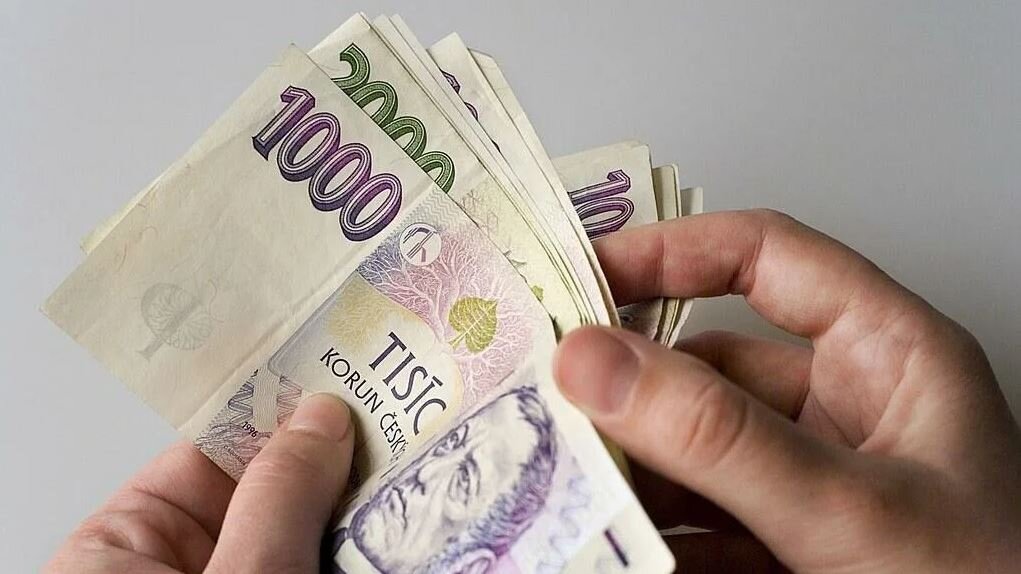 Чешские кроны в руках. Кроны в пачках. Пачки Кронов. CZK money.