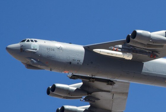    Бомбардировщик B-52 с прототипом ракеты AGM-183A