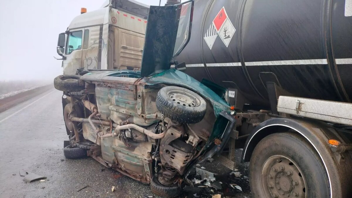     На дороге в Удмуртии водитель легкового автомобиля стал обгонять фуру и врезался в другой большегруз.