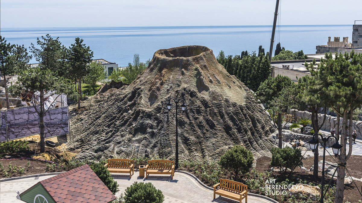 Вулкан из архитектурного бетона высотой 15 метров в парке "Dreamwood" в Крыму | ART BERENDEEVO STUDIO