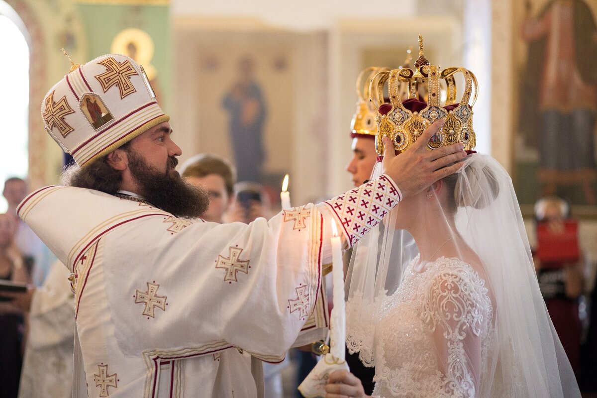 На русском севере перед отъездом к венчанию. Таинство венчания. Венчание священников. Таинство венчания в церкви. Венчальные венцы в церкви.