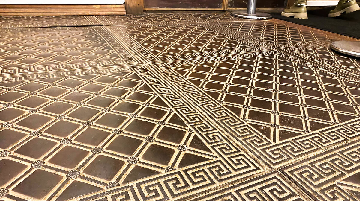 "Чугунный паркет" первого этажа