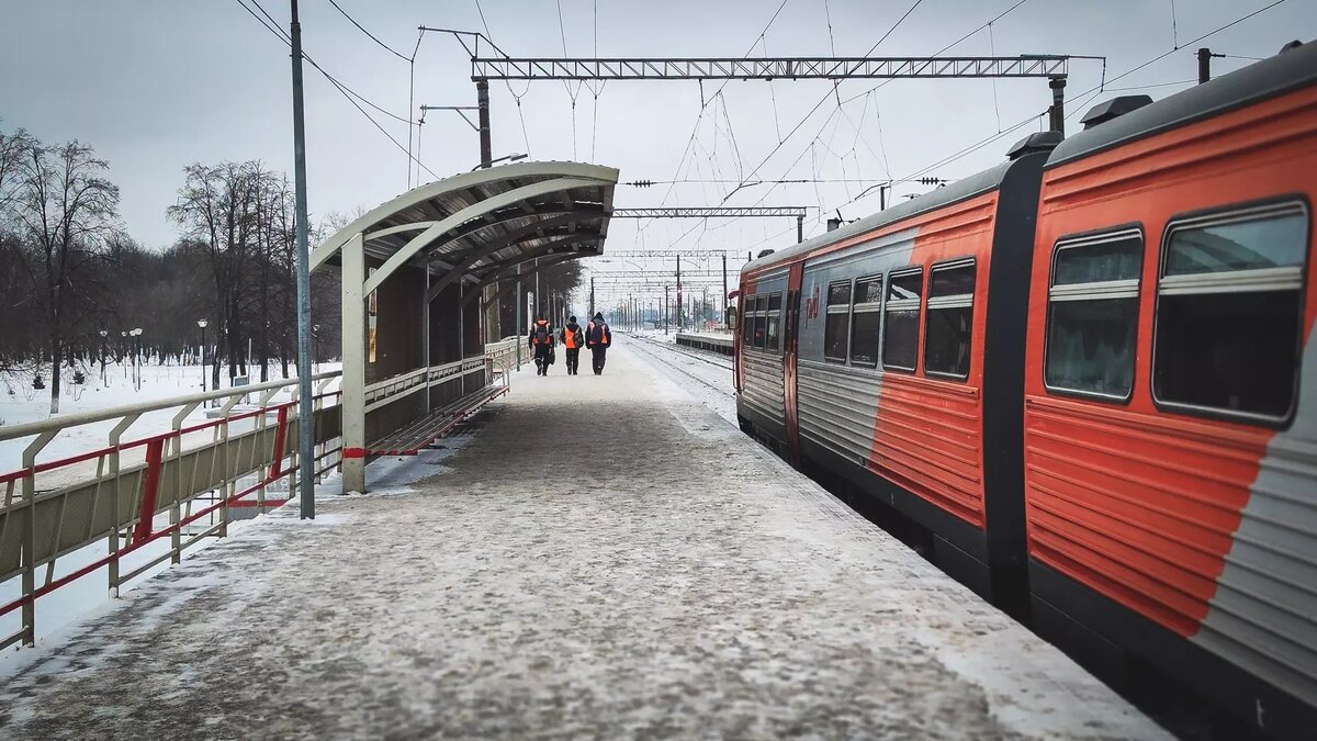     На период январских выходных назначены дополнительные поезда между Москвой и Мурманском, об этом сообщили в паблике транспортного управления.