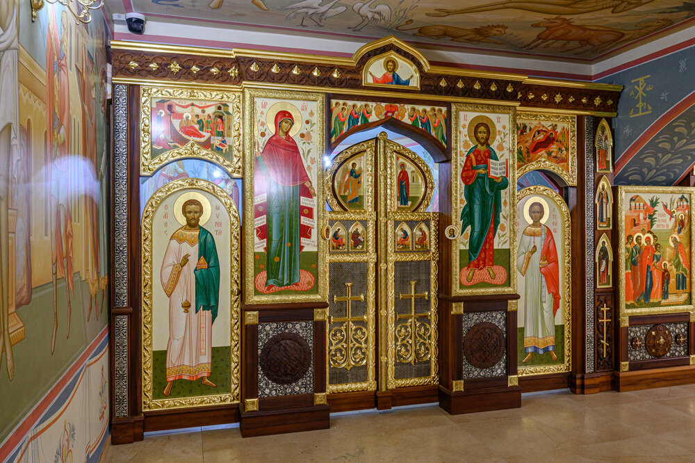 Иконостас придела иконы Богородицы Всех Скорбящих Радость храма Святой Живоначальной Троицы в г. Астрахань. Работа мастерской "Палехский Иконостас"