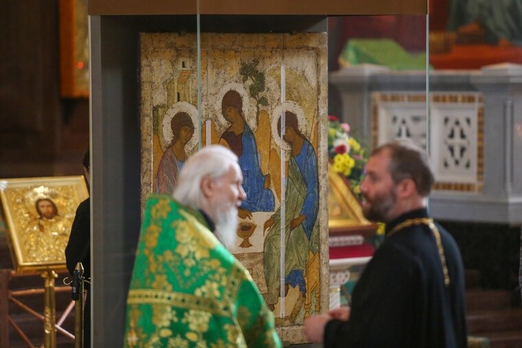    Деструктивных изменений в состоянии иконы «Троица» не обнаружено