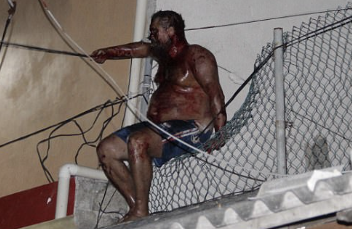 Алексей на крыше своего дома в Мексике. Внизу разъяренная толпа. 