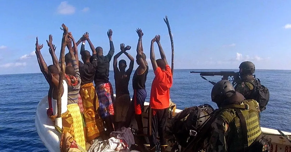 Нападение в море. Гвинейский залив пираты. Пираты 21 века Сомали. Сомалийские пираты 2020. Сомалийские пираты 2022.