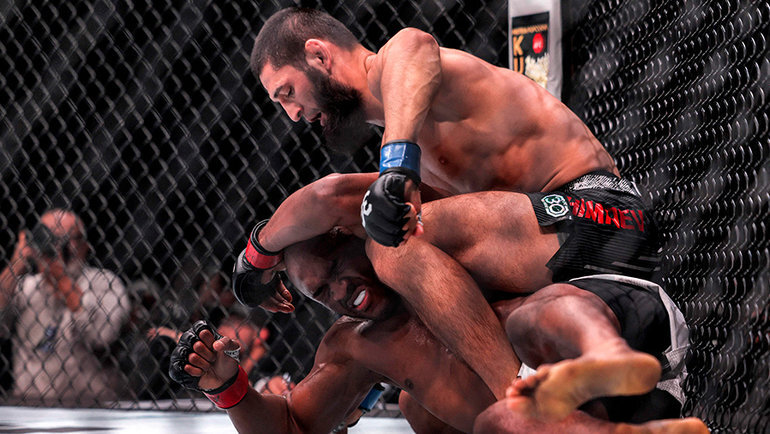    Хамзат Чимаев в бою с Камару Усманом. AFP