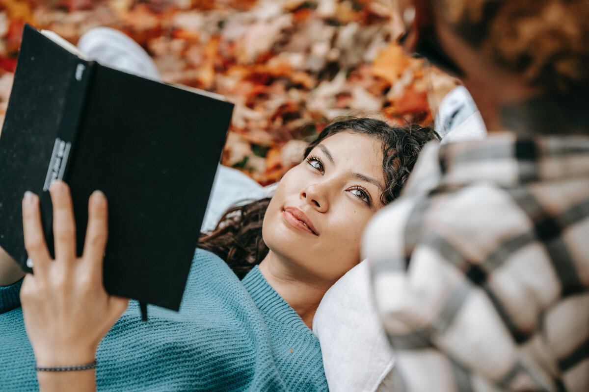 Отложите телефон и возьмите книгу. Фотограф: Tim  Samuel: https://www.pexels.com/ru-ru/photo/5845015/