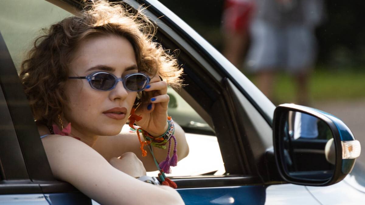    Яна Енжаева в роли боевой и эффектной барышни Юлии Пыжовой / Кадр из сериала «Праздники», 2023 год