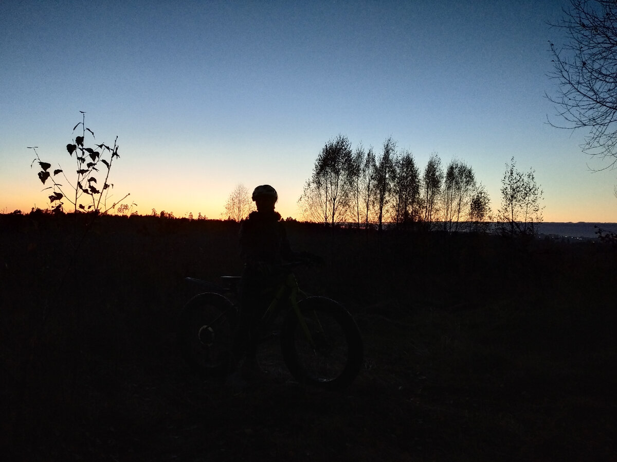 Перед тем, как стемнеет, без фонаря можно различить человеческую тень