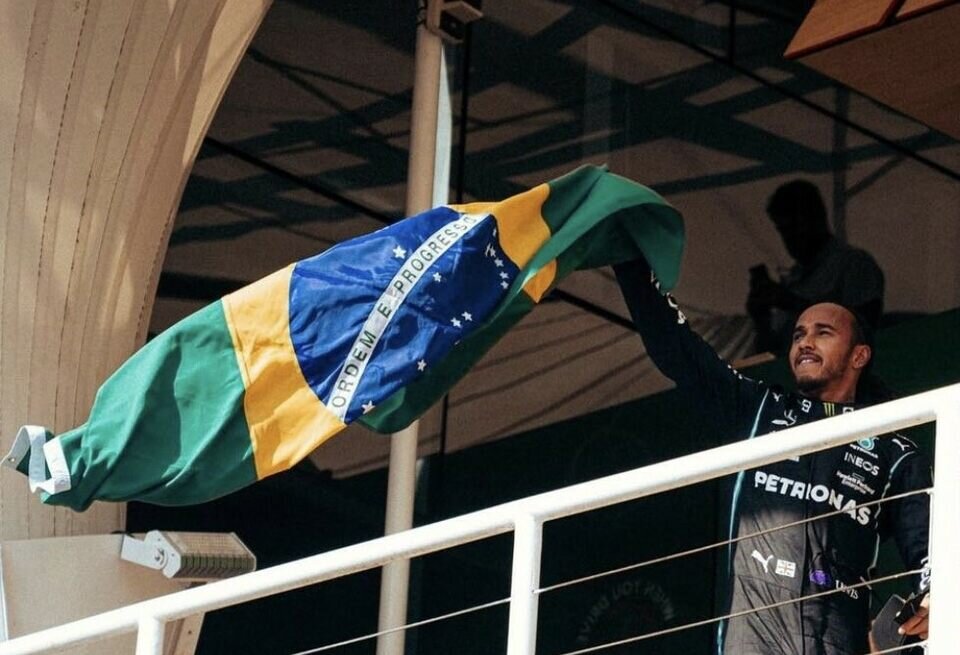    Льюис Хэмилтон оделся в цвета бразильского флага. ФотоF1