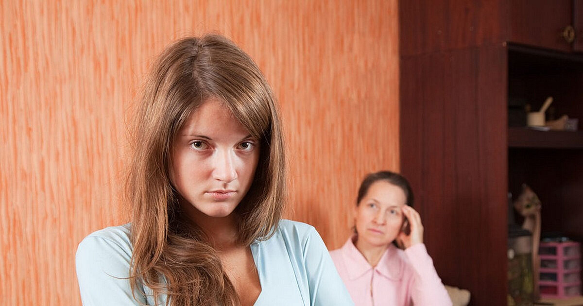 Дочь не стремится. Ссора с родителями. Смешные высказывания про дочь. Воспитание ребенка. Ребенок плачет мать успокаивает.