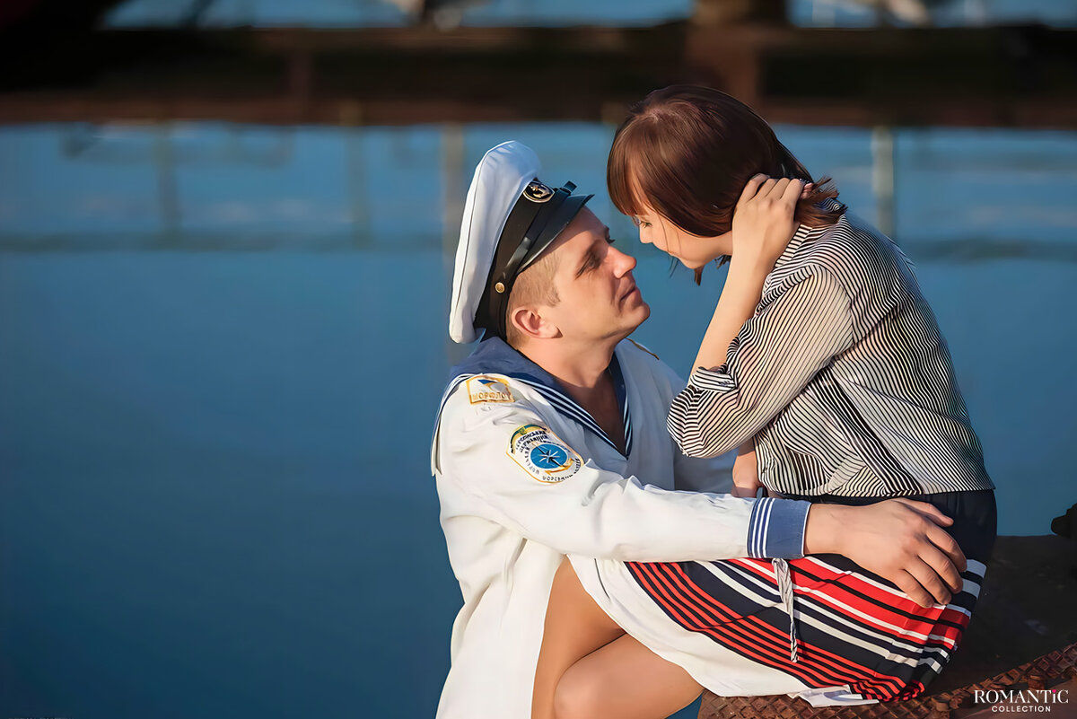 Любите девушки простых романтика. Моряк и девушка. Встреча моряка. Моряк обнимает девушку. Девушка матрос.