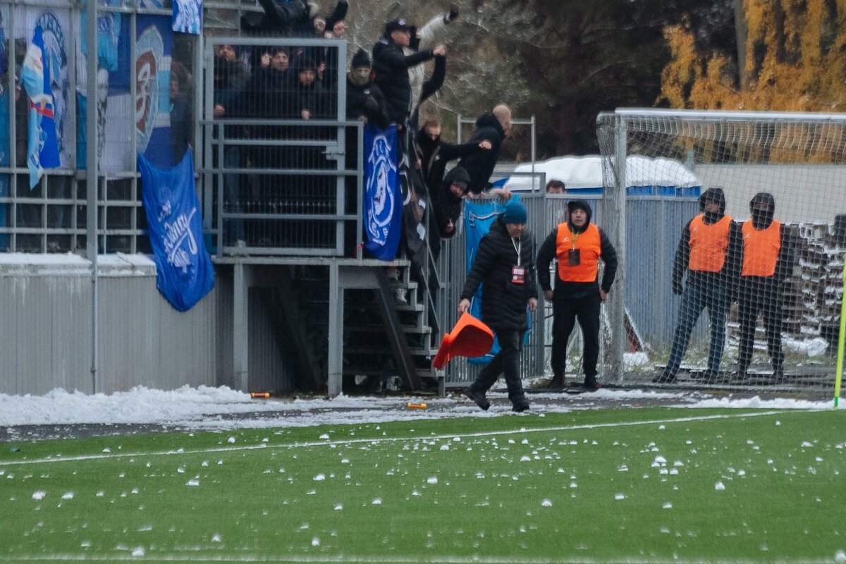 С трибуны летели не только "снежки". Пострадало и кресло). Фото - https://vk.com/zenit2 