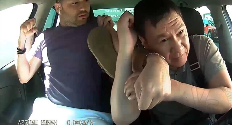 Избил таксиста в машине. Избил таксиста в машине. Подростки избили таксистку. Избил таксиста в машине. Избил таксиста в машине.