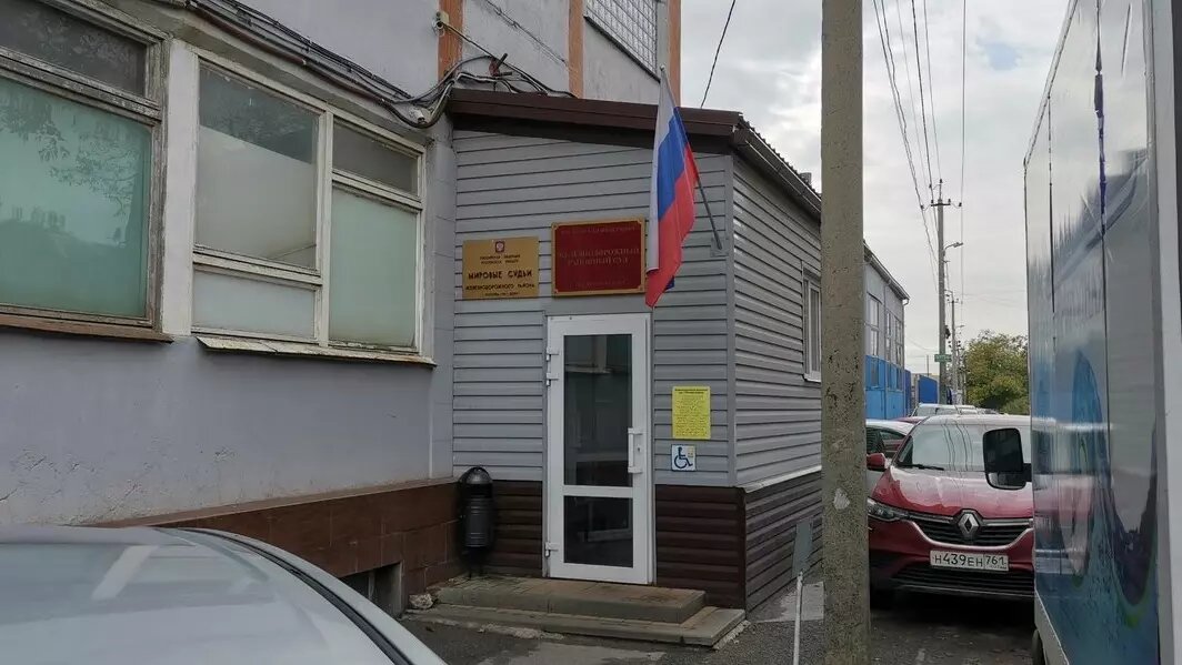     В Ростове конвоир передал заключенному несколько граммов наркотических средств прямо в здании суда, пишет Baza.