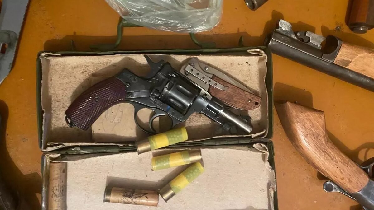     47-летнего волгоградца приговорили к двум годам условно за незаконное хранение 200 боеприпасов, сообщает региональное УФСБ.