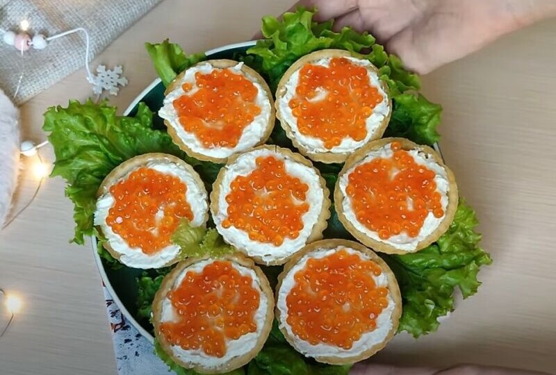Тарталетки с творожным сыром и красной икрой