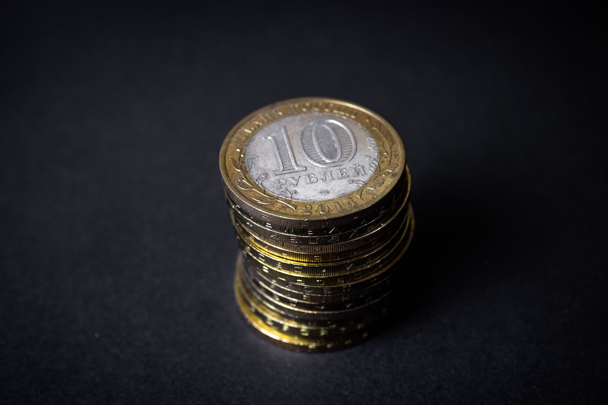 Фотобанк Unsplash: https://unsplash.com/photos/a-stack-of-ten-pound-coins-sitting-on-top-of-each-other-o5PAtORjDxc