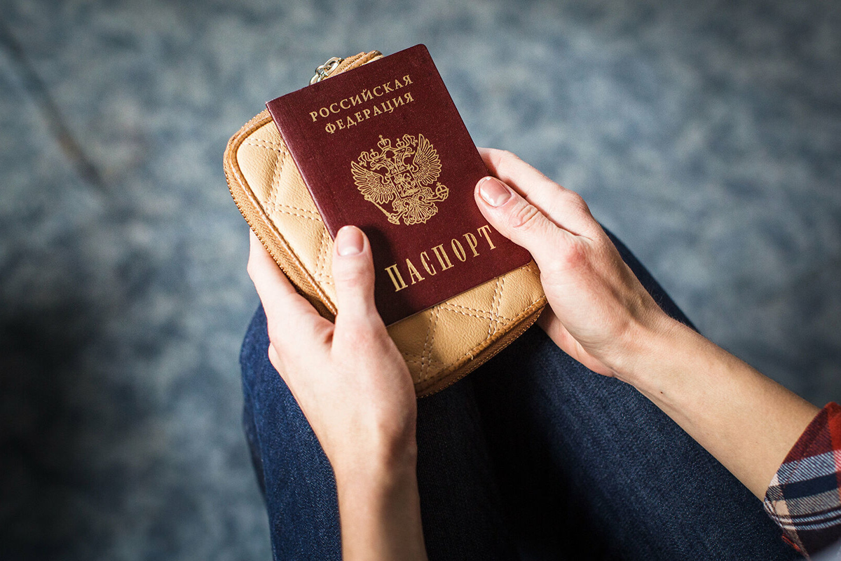 Когда и в какие сроки меняют паспорт Российское законодательство предусматривает смену паспорта: Кроме обязанности замены паспорта законодательством установлены сроки, в течение которых владелец...
