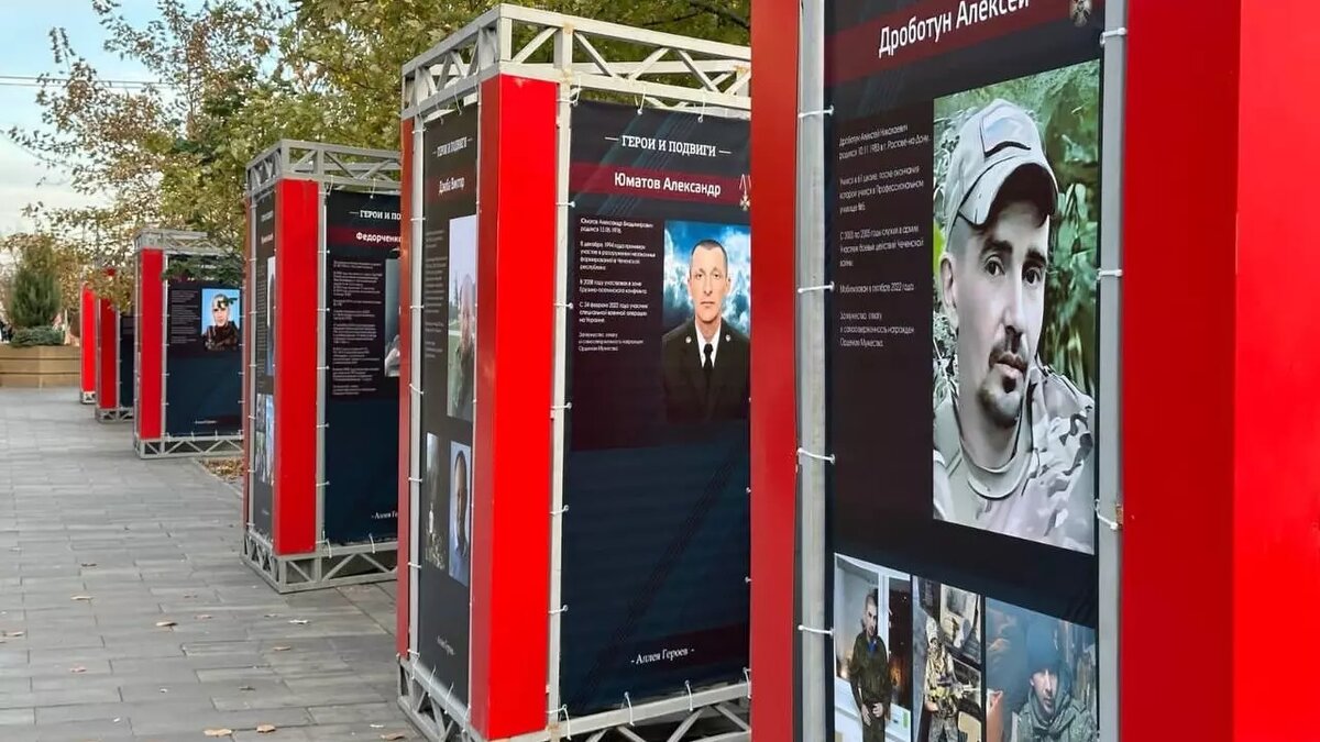     На Большой Садовой установили стенды с портретами участников спецоперации, рассказала администрация города.