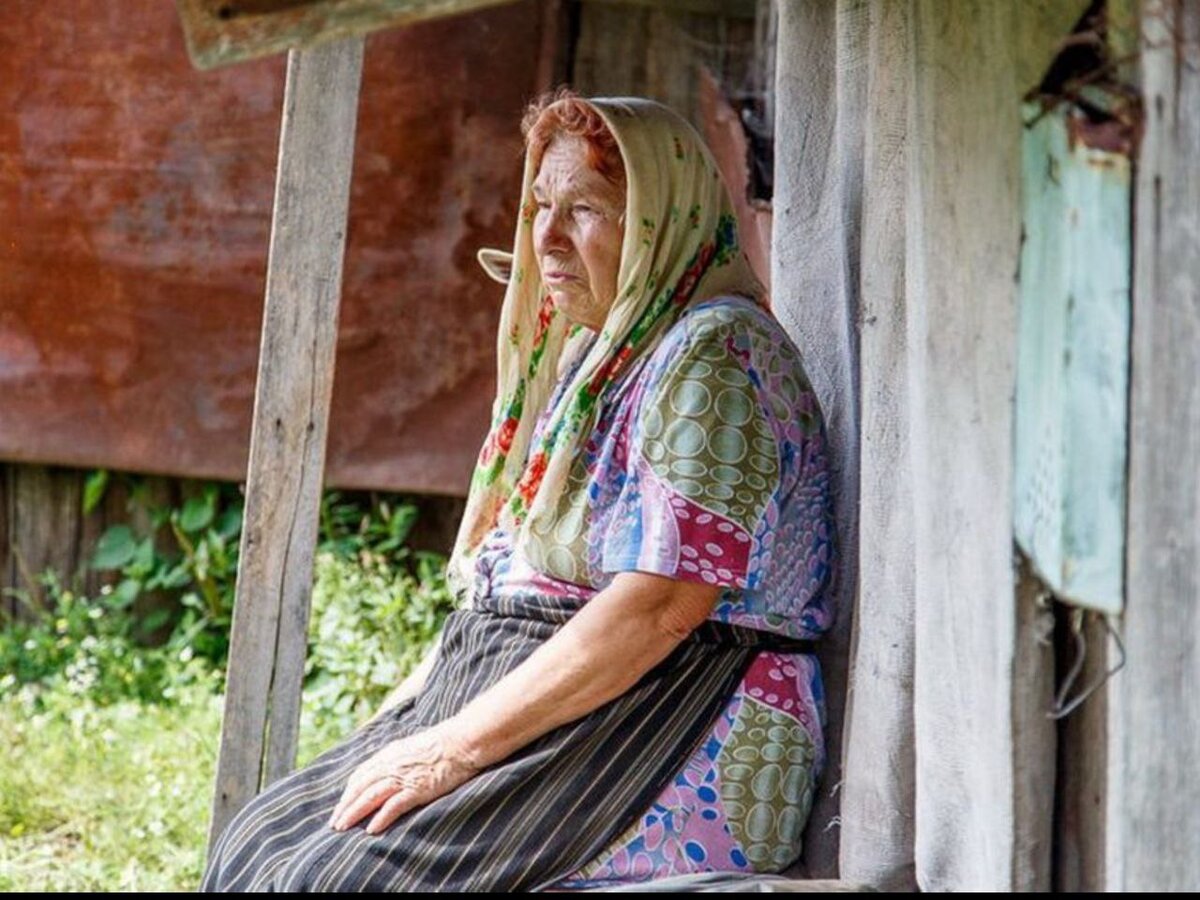 Деревенская пожилая женщина