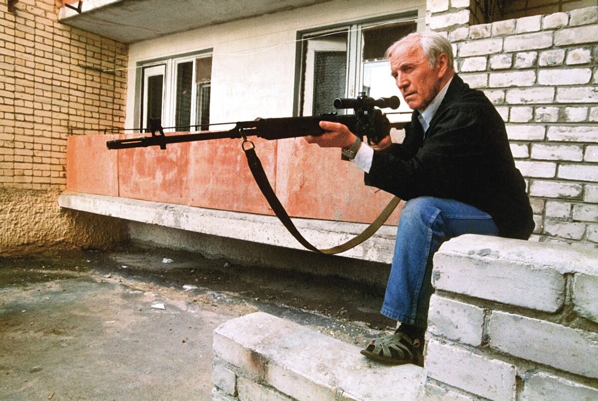 Михаил Ульянов в роли Ивана Фёдоровича Афонина с снайперской винтовкой Драгунова