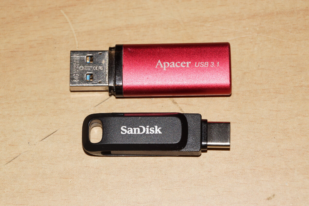 Две флэшки разных лет