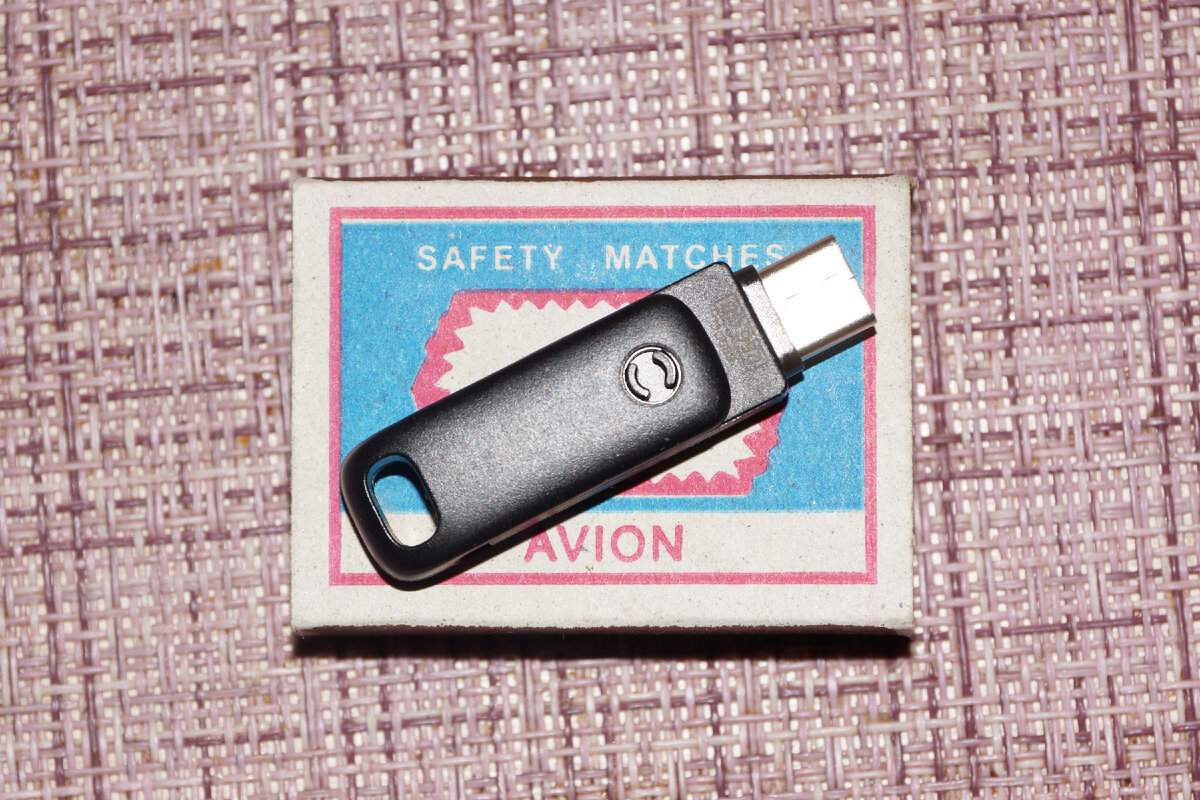 SanDisk Ultra Dual Drive Go на фоне спичечного коробка